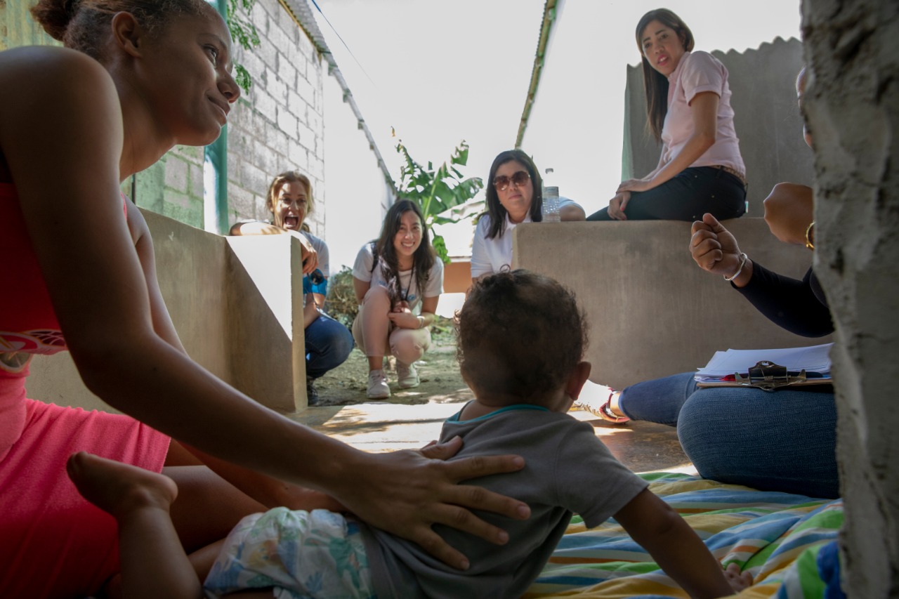 Miembros de UNICEF Next Generation  visitan familia beneficiaria del CAFI La Altagracia.jpg
